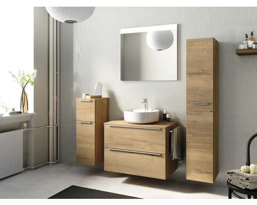 Badezimmer mit Waschtisch, Spiegelschrank und Hochschrank in Holzoptik