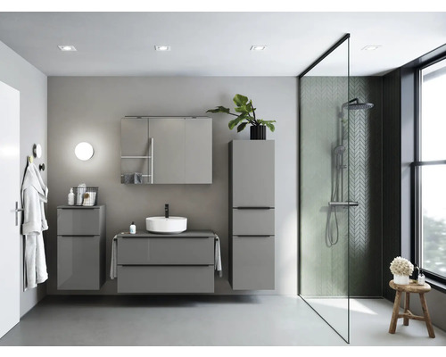 Helles Badezimmer mit Waschbecken, Spiegel, Schränken und Dusche