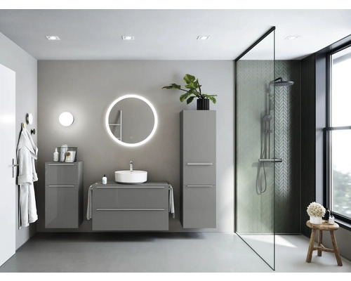 Modernes Badezimmer mit Waschtisch, Spiegelschrank, Dusche und Dekorationen.