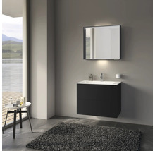 Modernes Badezimmer mit Waschbeckenunterschrank, Spiegel und Teppich