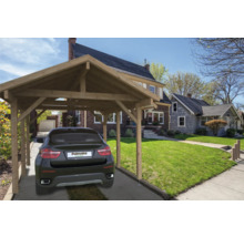 Carport aus Holz mit Auto im Hintergrund