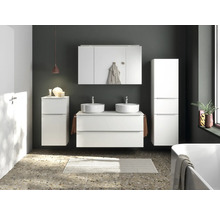 Modernes Badezimmer mit Waschtisch, Spiegel, Hochschrank und Badewanne.