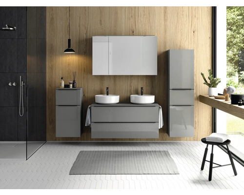 Modernes Badezimmer mit Dusche, Waschtisch, Spiegel, Schrank und Hocker