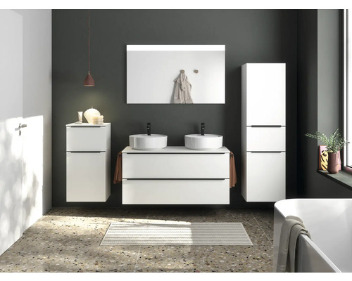 Badezimmer mit Doppelwaschtisch, Spiegel, Waschbecken, Unterschränken und Hochschrank