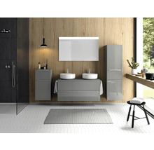 Modernes Badezimmer mit Waschbecken, Spiegel, Schrank und Dusche