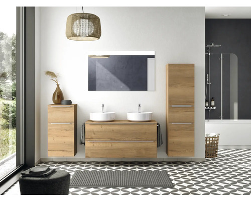 Badezimmer mit Waschtisch, Spiegel, Hängeschrank und Badewanne