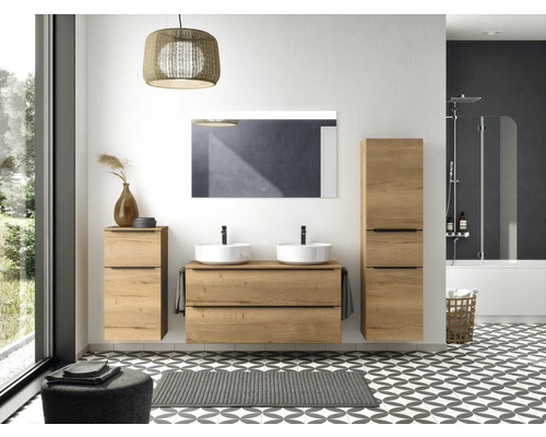 Modernes Badezimmer mit Waschtisch, Spiegel, Badschrank und Dusche.