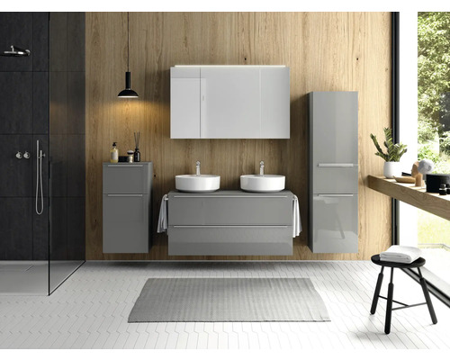 Helles Badezimmer mit Waschbecken, Spiegel, Unterschrank, Hochschrank, Dusche und Hocker.