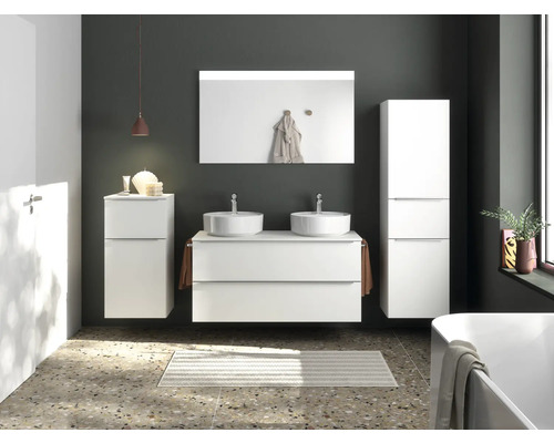 Badezimmer mit Waschbecken, Spiegel, Unterschrank und Hochschrank in Weiß