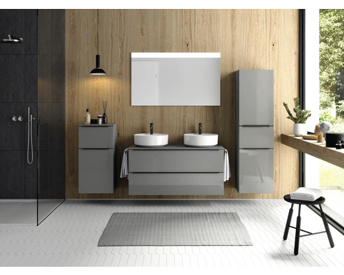 Modernes Badezimmer mit Doppelwaschbecken, Spiegelschrank, Unterschränken und Dusche.