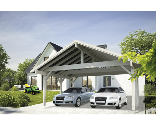 Carport aus Holz mit zwei geparkten Autos vor einem Haus mit Garten