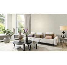 Heller Wohnraum mit Tapete mit Blattmuster, Sofa und Dekoration