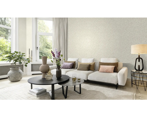 Heller Wohnraum mit Tapete mit Blattmuster, Sofa und Dekoration