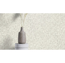 Helle Tapete mit Blättermuster und Vase mit Pflanzen