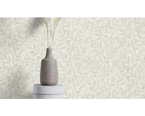 Helle Tapete mit Blättermuster und Vase mit Pflanzen