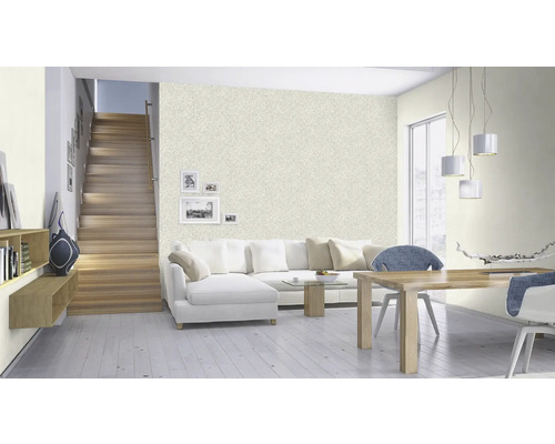 Wohnzimmer mit Treppe, Sofa und Esstisch in hellem und freundlichem Design.