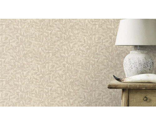 Tapete mit Blättermuster an einer Wand