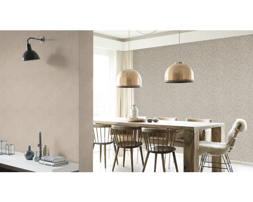 Esszimmer mit Esstisch, Stühlen, Pendelleuchten und floral gemusterter Tapete.