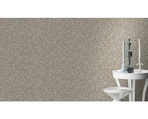 Beige Tapete mit Blattmuster neben Tisch mit Dekoration