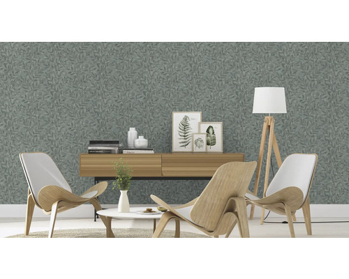 Wohnzimmer mit gemusterter Tapete, Holzmöbeln und Dekorationen