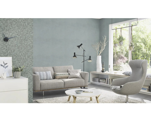 Wohnzimmer mit Sofa, Sessel, Stehlampe und Tapete