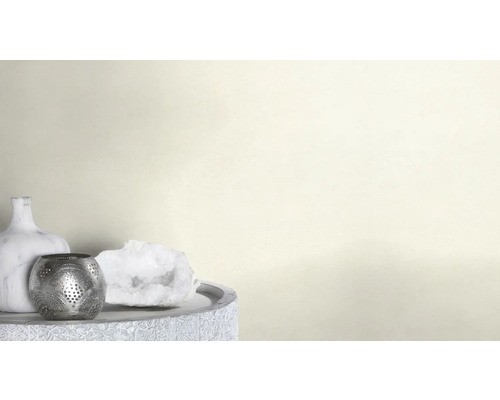 Dekorative Szene mit Vase, Kerzenhalter und Quarz auf einem Tisch