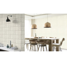 Helles Esszimmer mit Holztisch, Stühlen, Pendelleuchten und einer Wand mit Steinoptik Tapete.