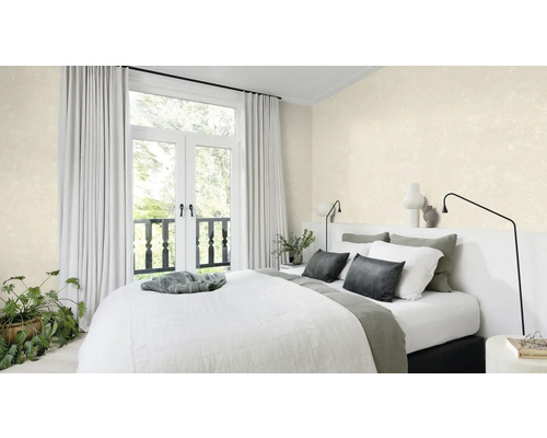 Schlafzimmer mit Bett, Vorhängen und strukturierten Tapeten