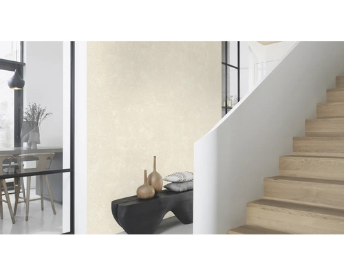 Heller Raum mit gemusterter Tapete, Treppe und dekorativen Elementen