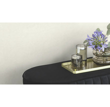 Dekoratives Arrangement mit Blumen, Teelichthaltern und Tablett auf einer Bank