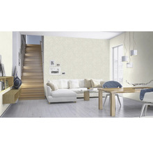 Wohnzimmer mit Treppe, Sofa, Esstisch und gemusterter Tapete