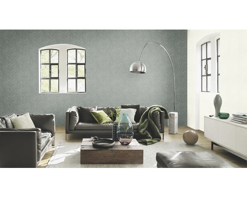 Wohnzimmer mit grauer Vliestapete, Ledersofas, Holztisch und Bogenlampe