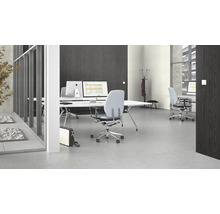 Büroraum mit Schreibtischen, Bürostühlen und Computern