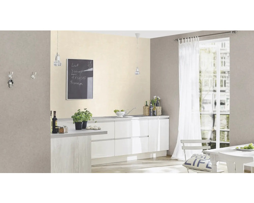 Heller Küchenraum mit weißen Schränken, Esstisch und Tafel