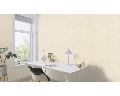 Dekoratives Zimmer mit Mustertapete, Schreibtisch und Fenster für eine helle Atmosphäre.