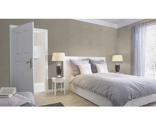 Schlafzimmer mit Bett, Nachttisch, Lampe, Vorhängen und offener Tür