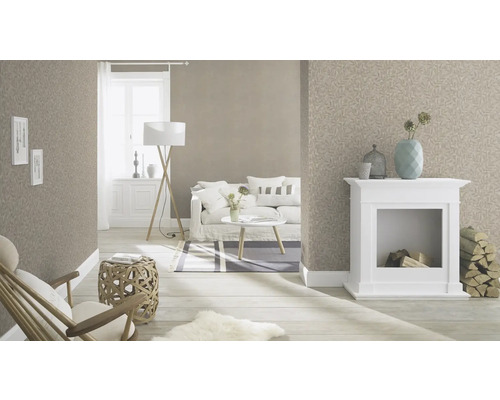 Heller Wohnraum mit gemusterter Tapete, Sofa, Kamin und dekorativen Elementen.