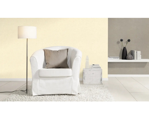 Wohnzimmer mit Sessel, Stehlampe und Wandregal