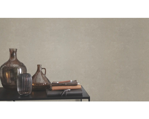 Dekorative Glasvasen und Notizbücher auf einem Tisch vor einer Wand mit Texturtapete