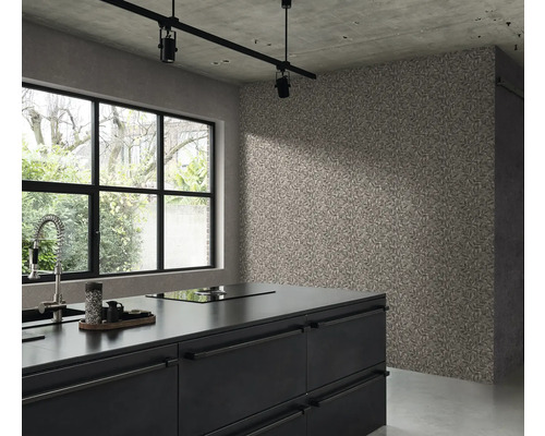 Moderne Küche mit floral gemusterter Tapete und Kücheninsel