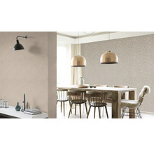 Esszimmer mit Esstisch, Stühlen und floral gemusterter Tapete
