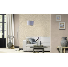 Wohnzimmer mit gemusterter Tapete, Bogenlampe, Sofa und Dekoration