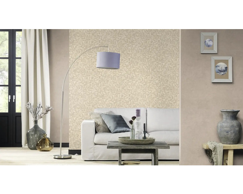 Wohnzimmer mit gemusterter Tapete, Bogenlampe, Sofa und Dekoration