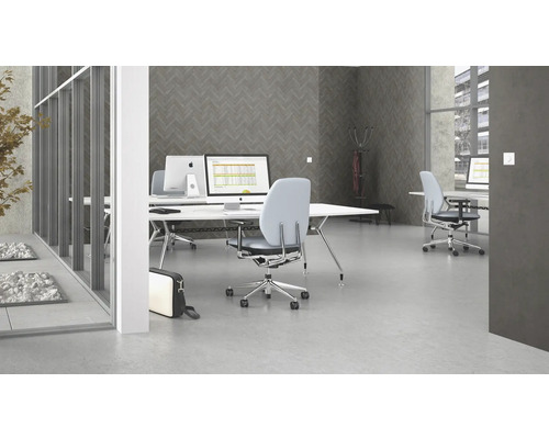 Büroarbeitsplatz mit Schreibtischen und Bürostühlen in modernem Design.