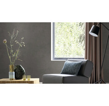 Wohnzimmer mit Sessel, Stehlampe, Tisch mit Dekoration und Fenster