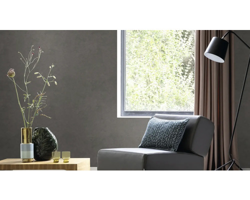 Wohnzimmer mit Sessel, Stehlampe, Tisch mit Dekoration und Fenster