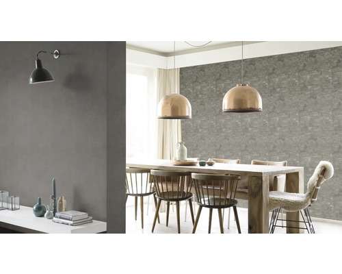 Esszimmer mit Esstisch, Stühlen und Wandleuchte