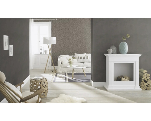 Wohnzimmer mit Couch, Kamin und gemusterter Tapete