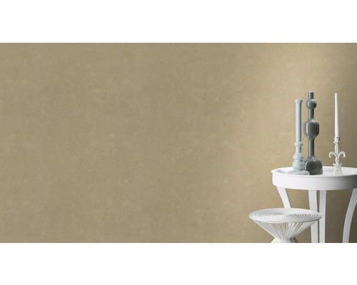 Wandgestaltung mit dekorativen Elementen auf Beistelltischen