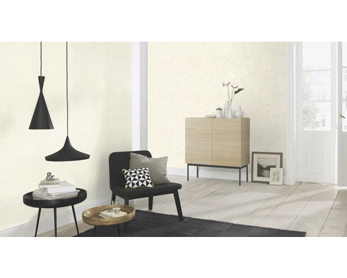 Beispiel eines Wohnzimmers mit hellen Wänden, Möbeln und Beleuchtung